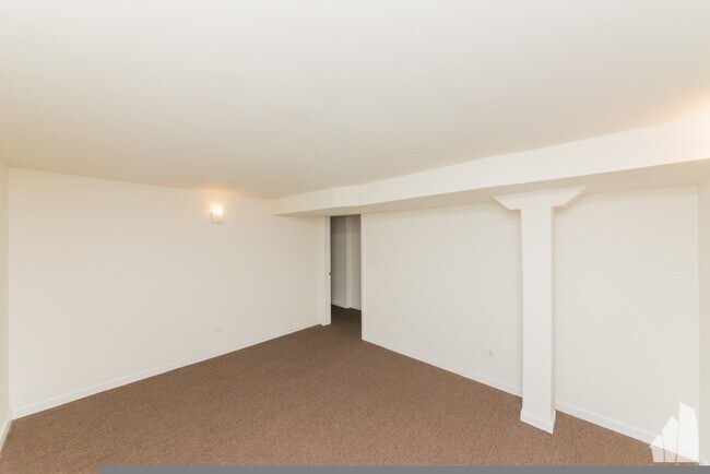 Building Photo - 2835 W Medill Ave