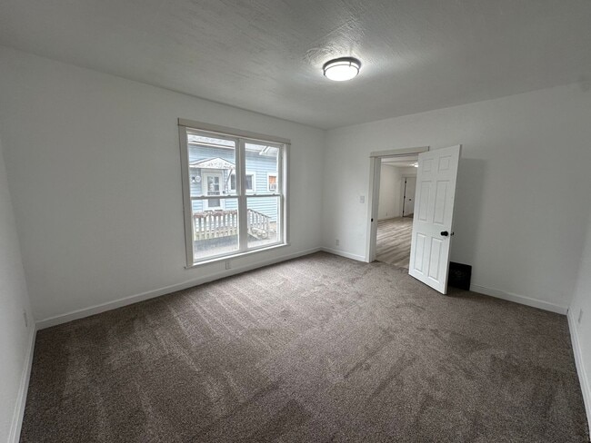 Building Photo - 1016 4th Ave