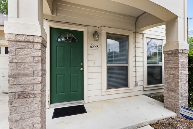 Building Photo - 3 Bedroom2.5 Bath The Plaza Subdivision