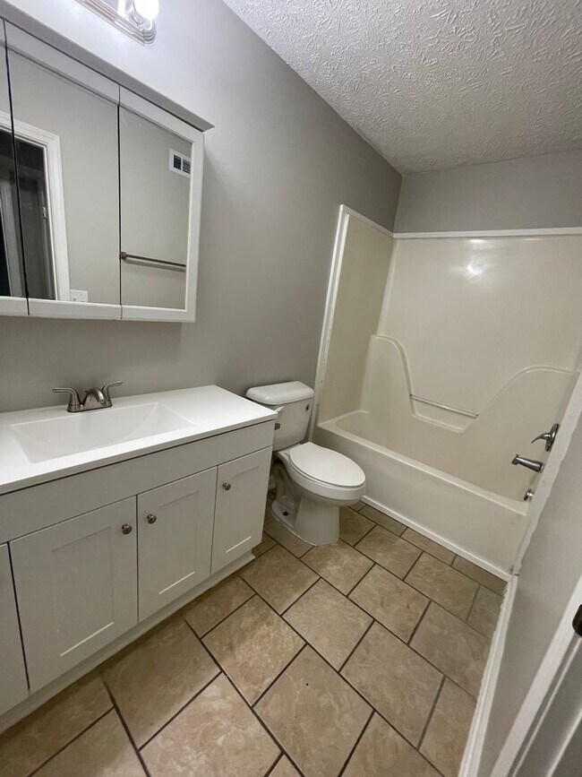 Building Photo - City Walk Apartments!