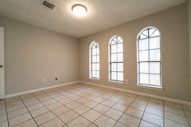 Building Photo - 18746 Wood Glen Ln