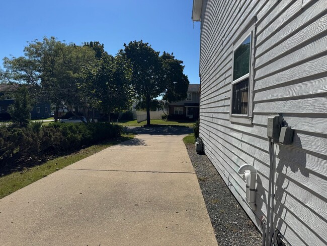 Building Photo - Beautiful 3 Bedroom, 1.5 Bath Townhome wit...