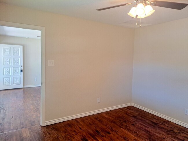 Building Photo - Renovated 4 bedroom 2.5 bath