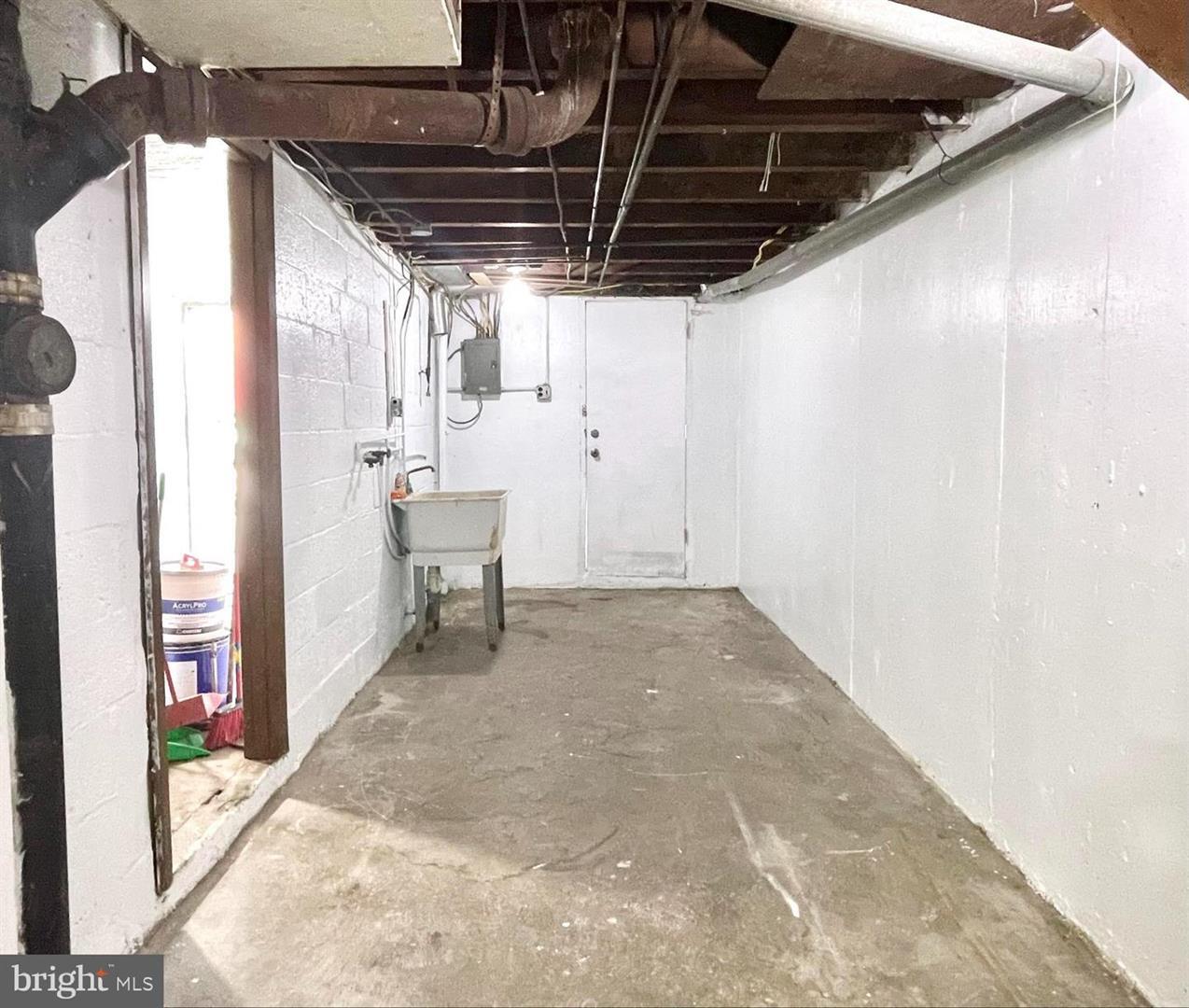 Building Photo - 6624 Rutland St