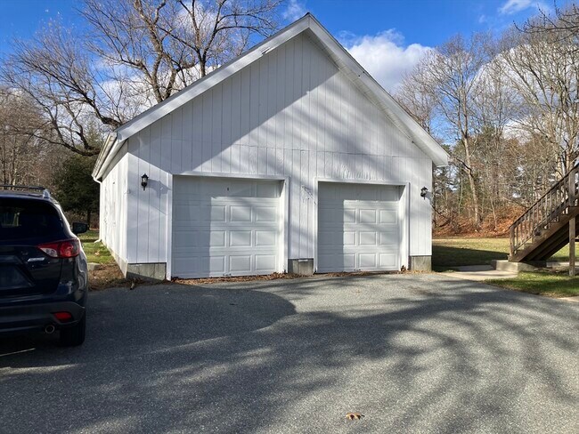 Building Photo - 975 S Main St