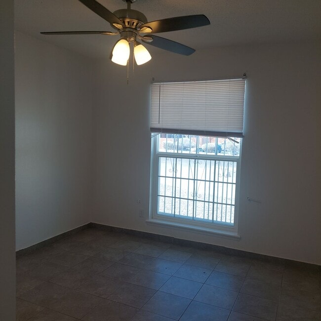 Building Photo - Welcome Home ! 3 bedroom 1.5 bath rental -DUPLEX