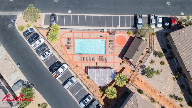 Building Photo - Charming 3 bedroom Townhome. 2 Community Pools!