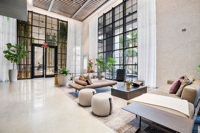 Building Photo - 601 NE 1st Ave