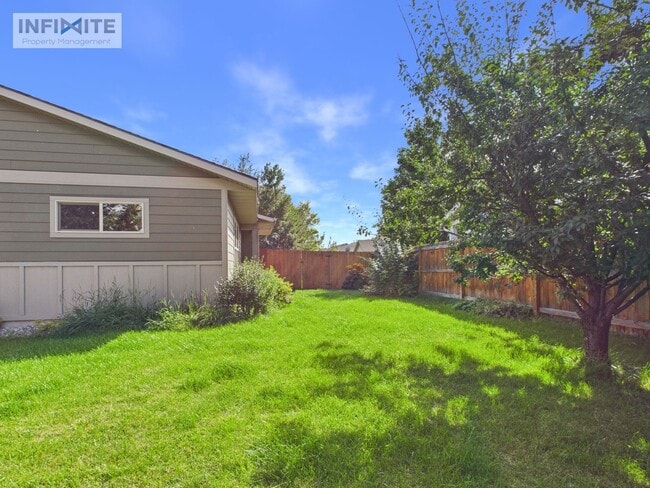 Building Photo - 895 Longbow Ln