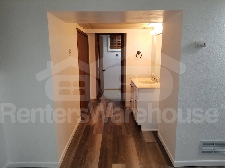 Building Photo - 616 2nd St NE