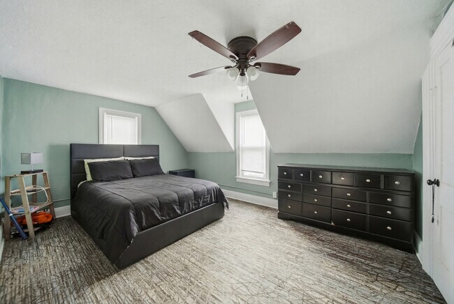 Building Photo - 412 W 4th St