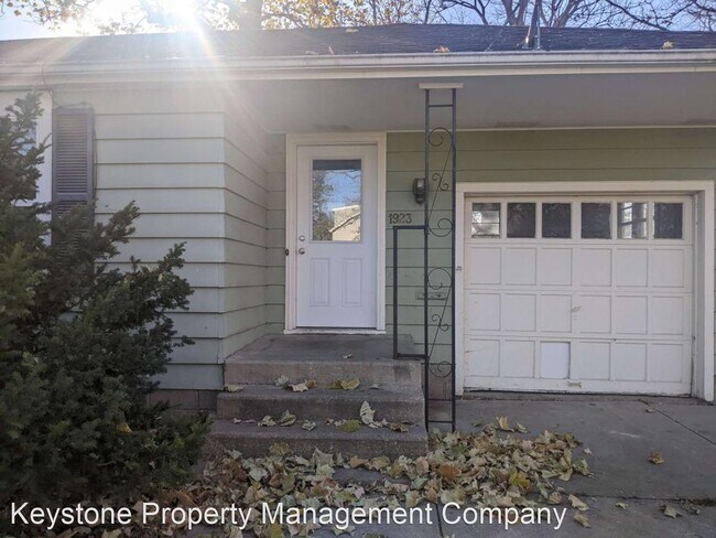 Building Photo - 3 br, 1.5 bath House - 1923 E. Court Street
