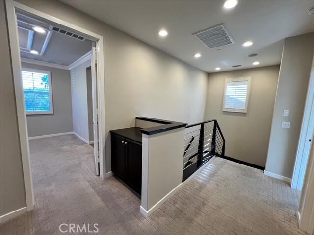 Building Photo - 10 Clover