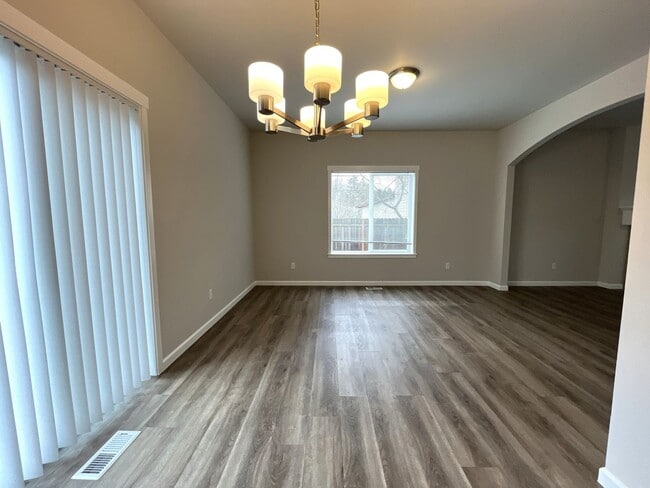 Building Photo - Well-Appointed 4BR/2.5BA Home with Spacious Living Areas & Modern Kitchen