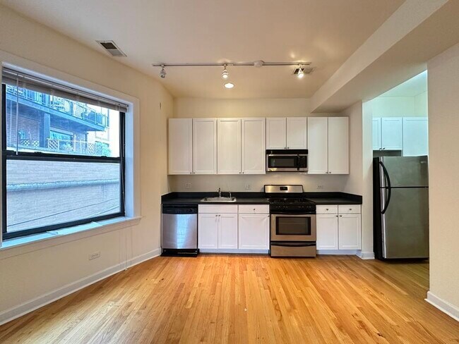 Primary Photo - 4715 N Sheridan Rd