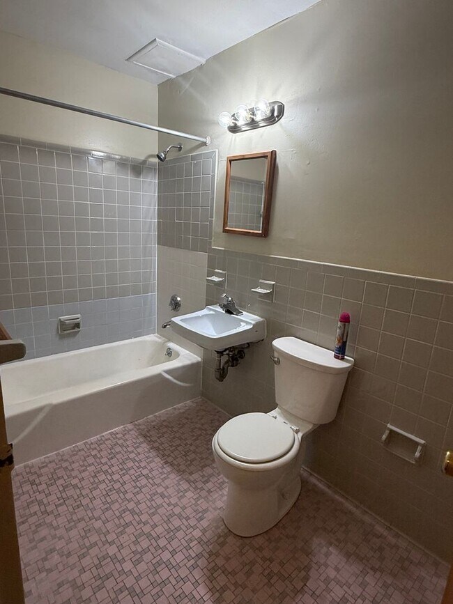 Building Photo - Beautifully-Maintained 1-Bedroom & Central...