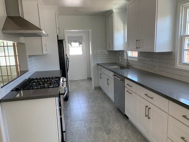 Kitchen - 3932 Walgrove Ave