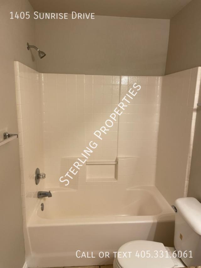 Building Photo - 1405 Sunrise Dr