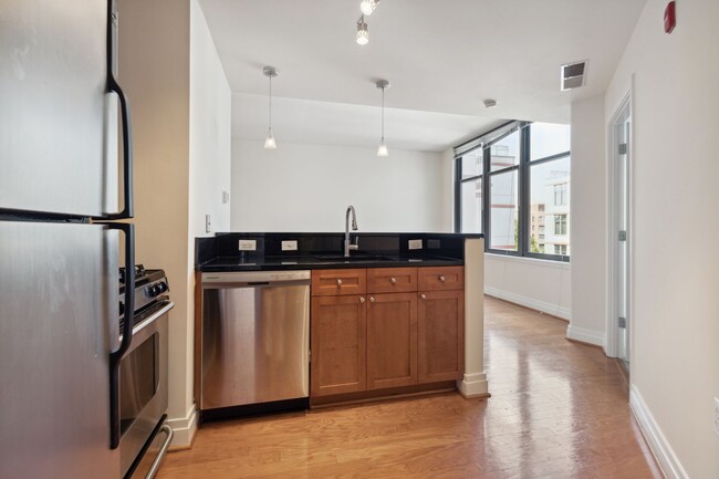 Building Photo - Available Now! // 1 Bedroom 1 Bathroom // ...