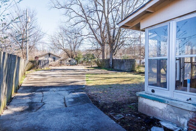 Building Photo - 3 BR home in Tarrant