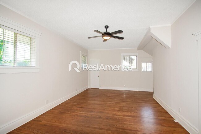 Building Photo - Beautiful 3/3 Craftsman in a Great Midtown...