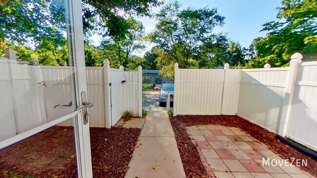 Building Photo - 7223 Sandy Creek Dr