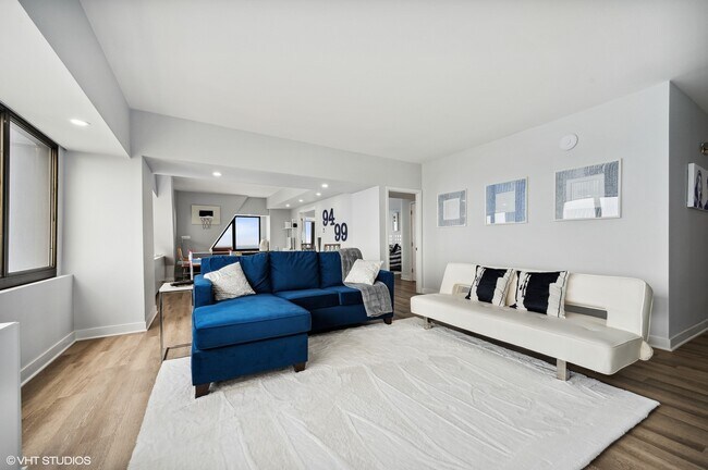 Building Photo - 175 E Delaware Pl