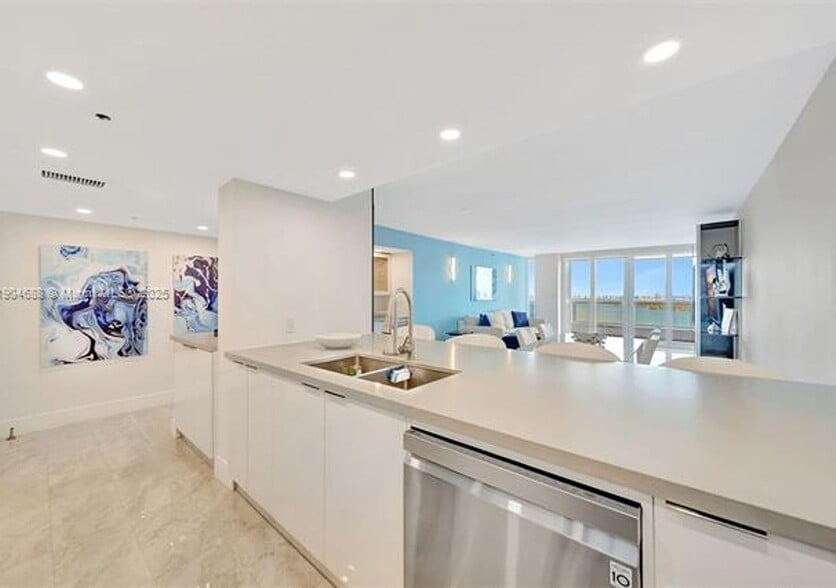 Building Photo - 1717 N Bayshore Dr