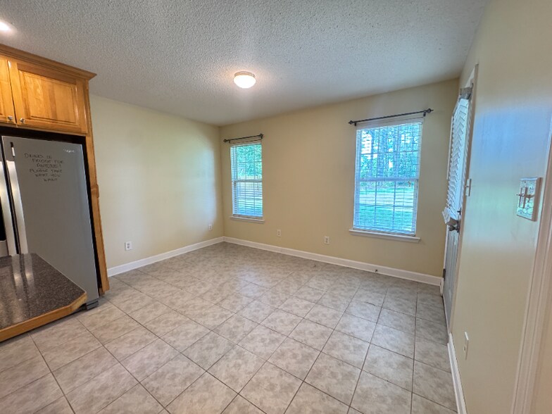 Building Photo - 3863 Heather Way