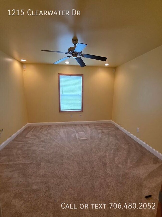 Building Photo - 1215 Clearwater Dr