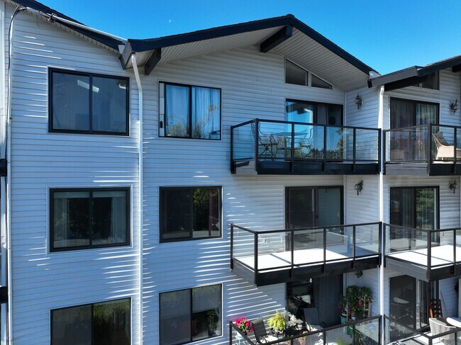 Building Photo - 2562 Thorndyke Ave W
