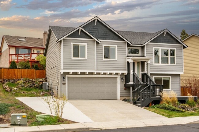 Building Photo - Refined Living in the Heart of Bend — Fully Remodeled Home for Lease