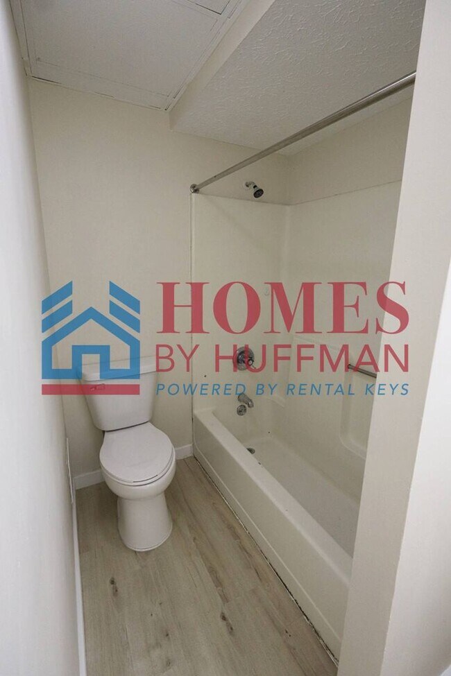 Building Photo - Two Bedroom House | Updated w/ Appliances