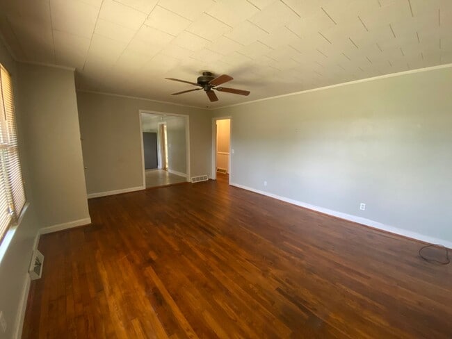 Building Photo - 129 Freedom Dr