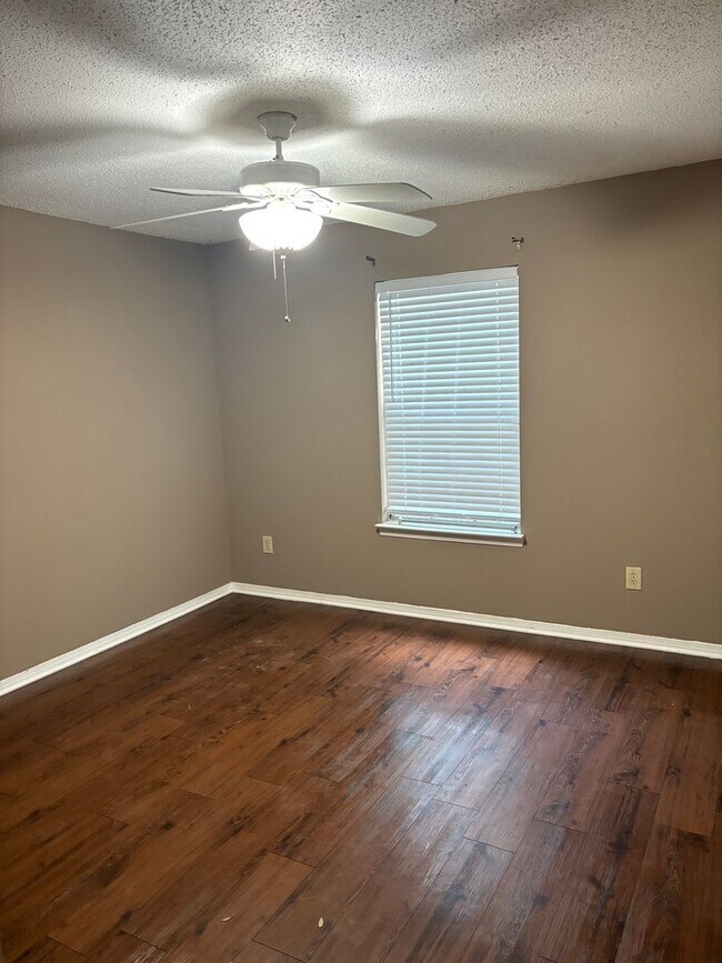 Building Photo - Downstairs condo at Lake Chateau!