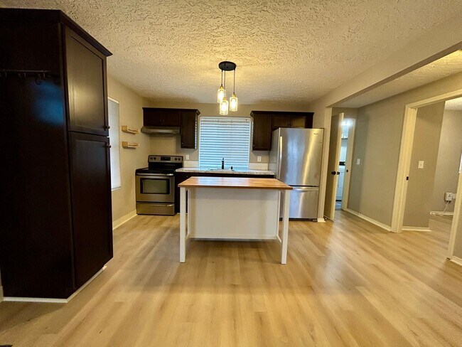 Building Photo - Charming 3-Bedroom Home in Prime Vancouver Location – Pet Friendly with Fenced Yard!