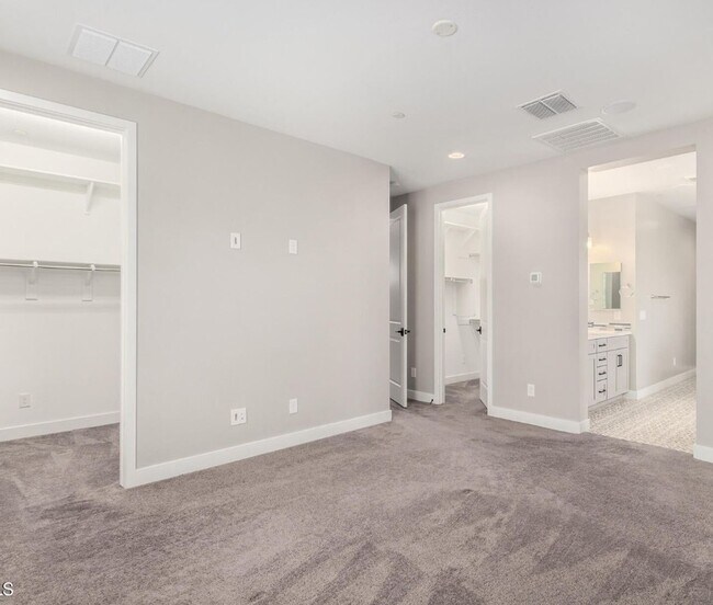 Building Photo - 1099 N 70th Way