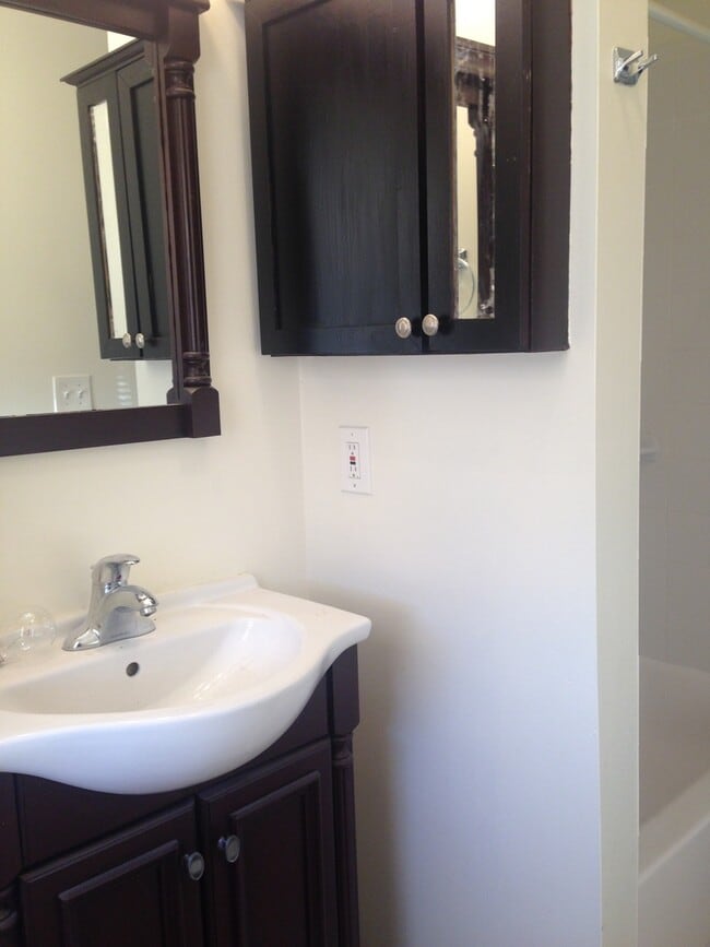 Building Photo - Great Home! Spacious and Updated! Wood Flooring! New Window! Eat-in-Kitchen! Yard!