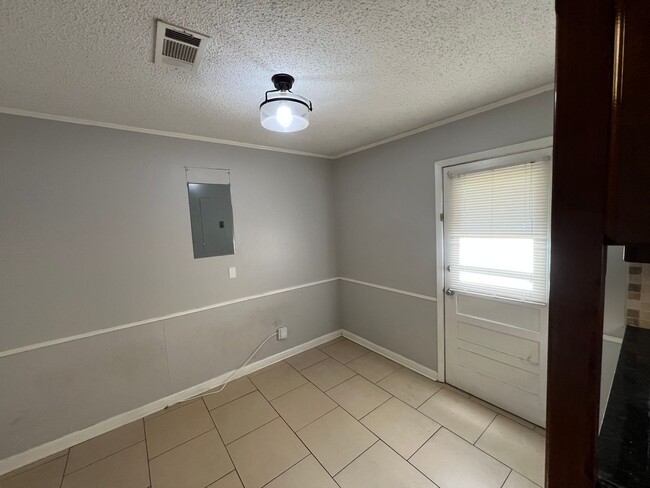 Building Photo - 3 bedroom, 2 bathroom home in Baton Rouge,...