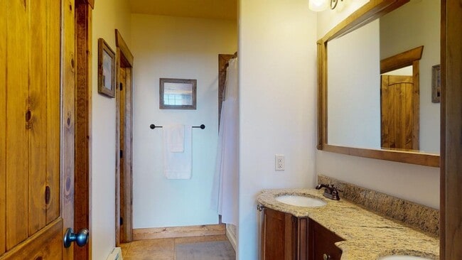 Building Photo - New furnished 3 bedroom 2 bathroom Condo, with optional garage