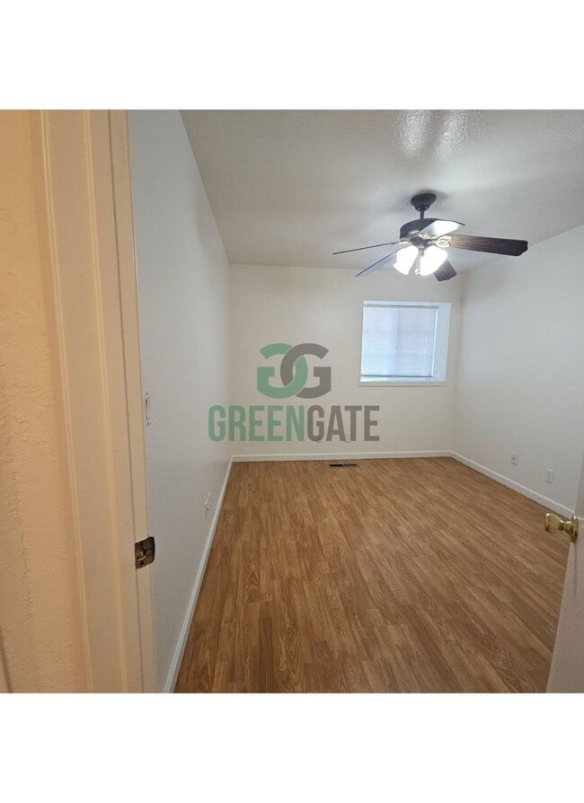 Building Photo - Beautiful 3 BEDROOM 2.5 BATH HOME IN MODES...