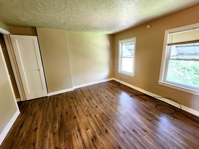 Building Photo - Recently Renovated 3 Bedroom in Harrisburg!