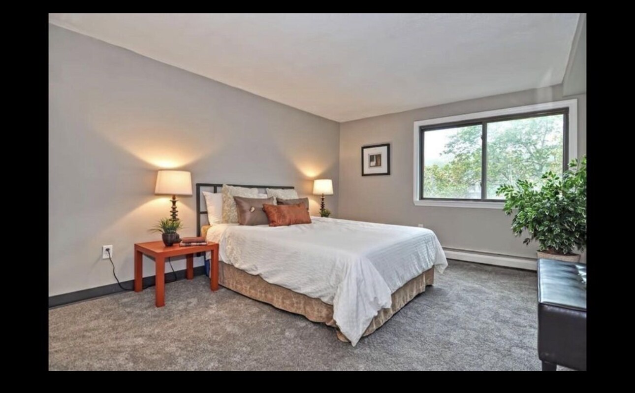 Building Photo - 688 Boston Post Rd E