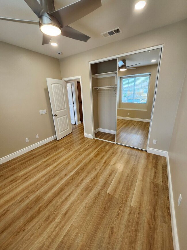 Building Photo - Luxurious 4-Bedroom View Home in Desirable...