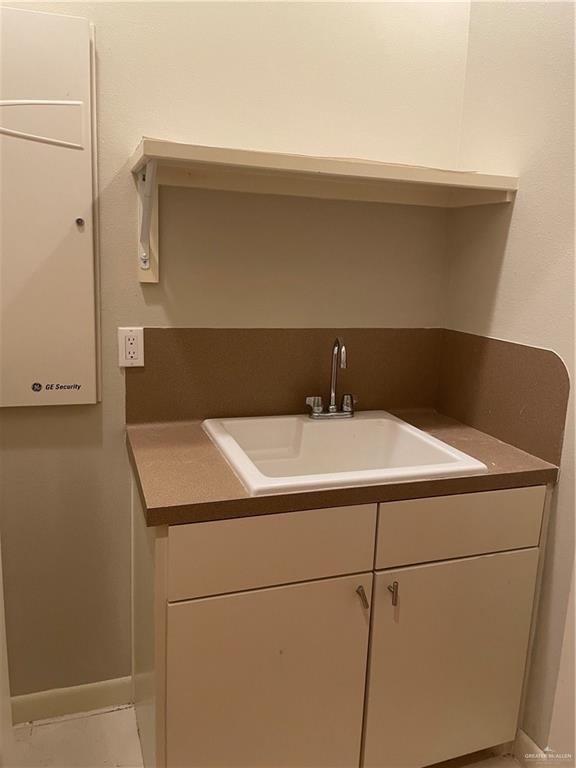 Building Photo - 20 E Thornhill Ave