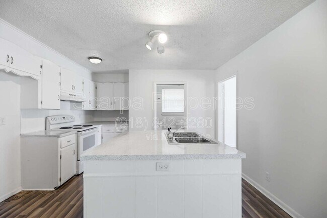 Building Photo - 313 E Woodrow Pl