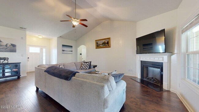 Building Photo - 402 Derrick Dr