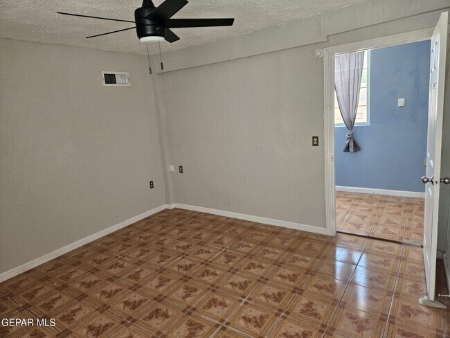 Building Photo - 14565 Hendrik Dr