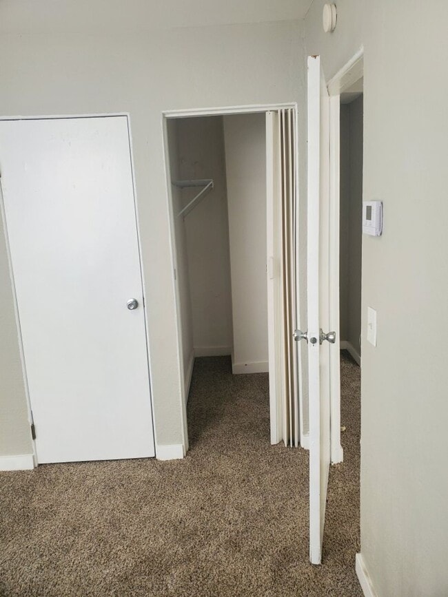 Building Photo - Nice Sized Yard