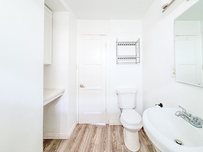 Building Photo - 2 Bed 1 Bath Beach House | Inboard | Silve...